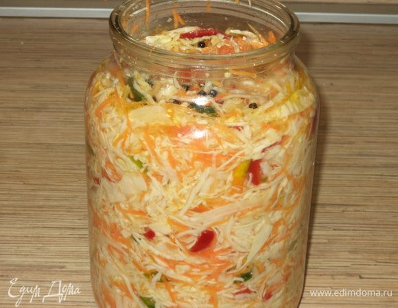 Банку накрыть крышкой и убрать в холодное место.Кушать можно через 3-4 дня,не стала ждать пока промаринуется и выложила рецепт,может кто успеет сделать эту вкусняшку! Из половины продуктов получилась банка почти 3 литра (2,8) тоже древняя как и этот рецепт!