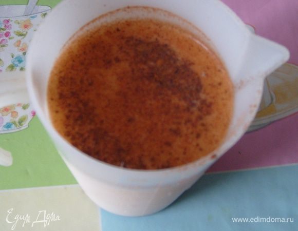 Смешать молоко, молотую корицу и половину сахара. Довести смесь до кипения.