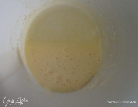 Взбить желтки с осташейся половиной сахара до образования легкой пены.