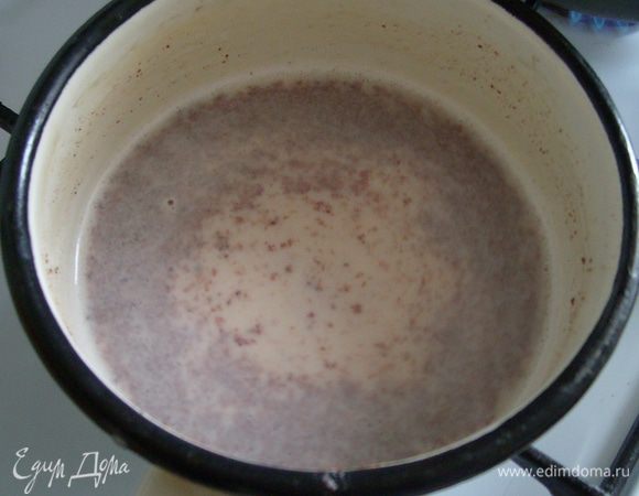 Влить кипящее молоко в яичные желтки, перемешать и готовить, постоянно помешивая, до загустения. Не доводить до кипения!!!
Растворить желатин согласно инструкции и добавить в горячий крем, тщательно перемешать. При необходимости крем процедить.