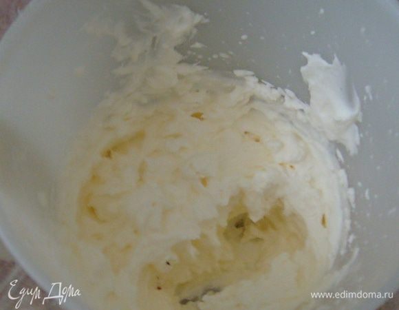 Сливки взбить до устойчивых пиков.