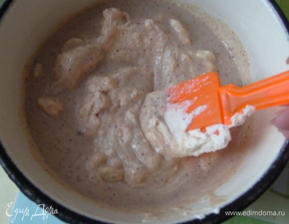 Добавить взбитые сливки в остывший крем. 