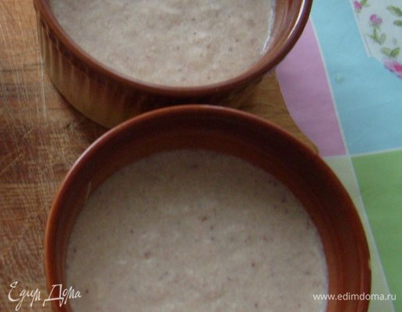 Все перемешать и разлить крем по керамическим формочкам, смазанных сливочным маслом. Формочки следует использовать керамические, главное не силиконовые.
Охладить крем в холодильнике в течение 3-4 часов и подавать, предварительно вынув из формочек (формочку следует взять горячим полотенцем и перевернуть на тарелку, резко встряхнув).