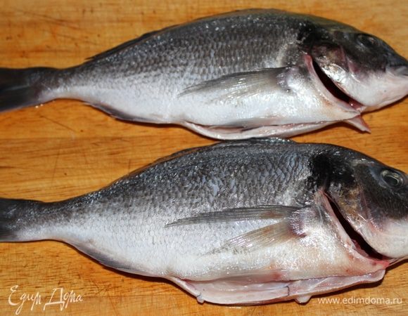 Рыбу почистить и выпотрошить. 