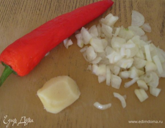 Лук очистить и мелко нарезать. Имбирь очистить и нарезать мелкой соломкой. Стручок перца разрезать пополам, семена удалить и мелко порезать.