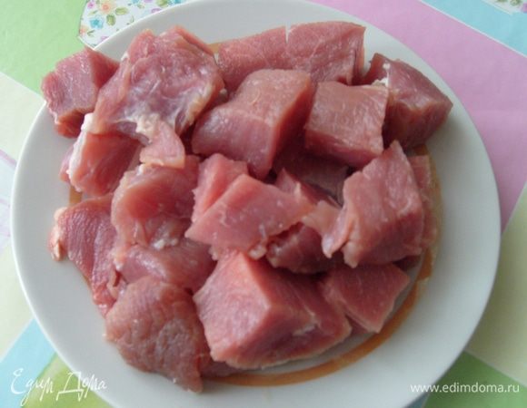 Мясо нарезать крупными кубиками.
