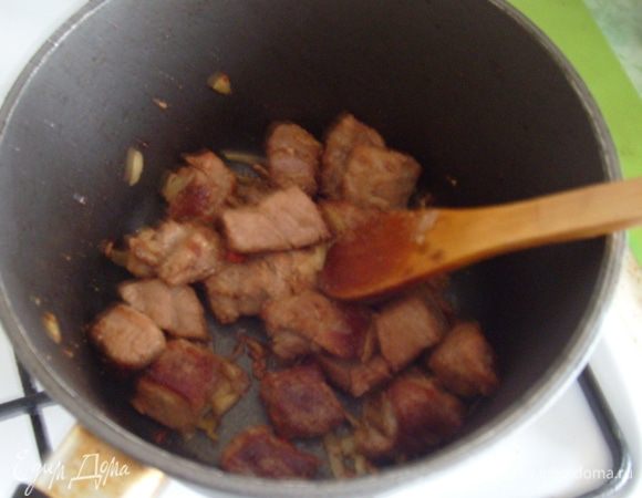 В сотейнике обжарить на оливковом масле лук до золотистого цвета, затем переложить в другую посуду.
Выложить в сотейник мясо и обжарить до золотистого цвета со всех сторон. Вернуть в сотейник обжаренный лук, добавить имбирь, острый перец, посолить и перемешать. 
