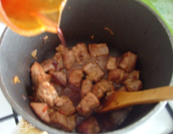 Добавить мед, уксус, вино и уварить наполовину. Влить 250 мл воды и готовить на медленном огне 20-30 мин. до мягкости мяса.
