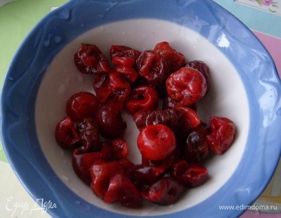 Положить в сотейник вишни и готовить без крышки 10 мин, время от времени помешивая, чтобы мясо равномерно покрылось соком, в котором готовится. Подавать мясо обильно полив соусом.