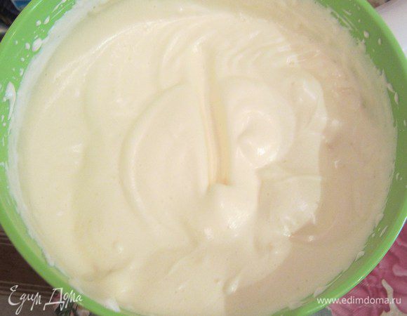 Бисквит все так же делается, как и в рецепте торта Белый трюфель, но все же повторюсь.  Яйца с сахаром можно  и не подогревать на водяной бане, кому как больше нравится, главное, чтобы сахар растворился. Яйца взбить с сахаром до устойчивых пиков 10-15 минут на макс. скорости), должны увеличиться в обьеме в 4-5 раз.