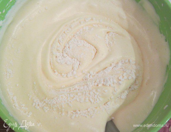 Просейте муку  два раза с разрыхлителем, солью и добавьте частями в яичную смесь, аккуратно перемешивая лопаткой снизу вверх.. 