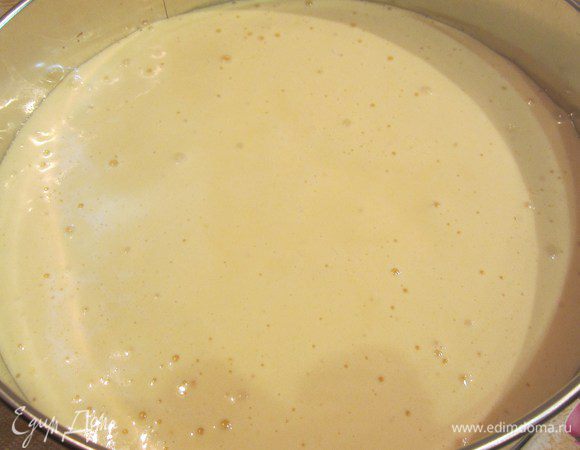 Вылейте в форму и выпекайте в предварительно разогретой духовке при температуре 180 ° С в течение 40 минут.(форма диаметром 22 см).