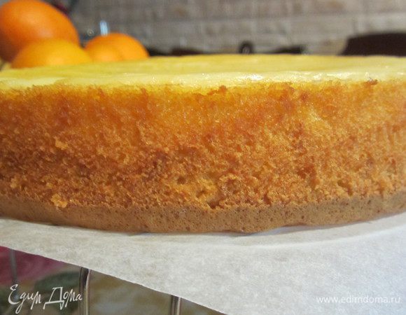 Готовый бисквит остудите на решетке около 4 часов. Можно в принципе и  сразу после того как бисквит остыл, смазывать кремом.