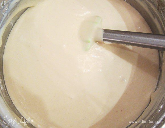 Готовим крем. Взбиваем сгущенное молоко и добавляем к нему сметану все взбиваем до однородного состояния. Крем получится слегка жидковатым, поэтому. прежде чем смазывать готовые коржи, нужно подготовить форму с фольгой, чтобы было куда укладывать их. Крем в форме растекаться не будет.