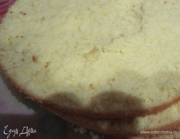 Разрезать бисквит на 2 части, положить в застеленную фольгой форму и смазать обильно каждый корж кремом,полить весь оставшийся крем на верхушку. Отправить тортик  в холодильник на ночь.