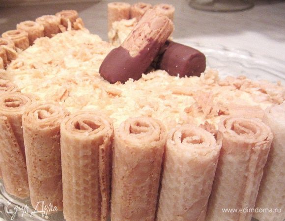 Теперь самое главное! Вафельные трубочки! Они продаются я думаю в любом  супермаркете, только брать без начинки). Есть и со вкусом топленого молока,со вкусом сгущенки, они не приторные, хрустящие,  как раз в самый раз! Так вот, чтобы тортик не растекался, а он при комнатной температуре просто тает, по бокам украсить именно этими вафельными трубочками(тогда весь крем останется в тортике) и дать еще немного настояться, хотя бы час. Можно конечно в крем добавить сливочного масла, но я хотела именно нежнейший тающий крем, так как бисквит не впитывает крем,  как корж.Вот я думаю и все. А, и обязательно присыпте раскрошенными вафельными трубочками на торт, это очень вкусно! Приятного чаепития!