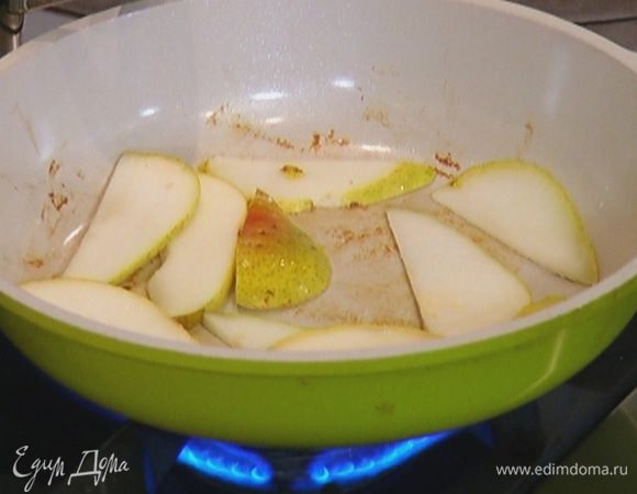 Разогреть сковороду без масла, выложить грушу и обжарить до золотистого цвета.