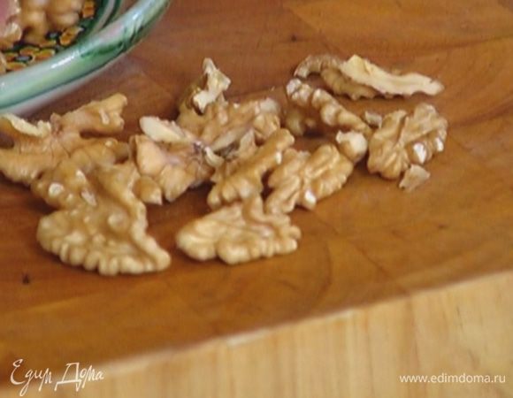 Орехи поломать.