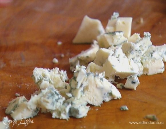 Нарезать 30 г сыра небольшими кусочками.