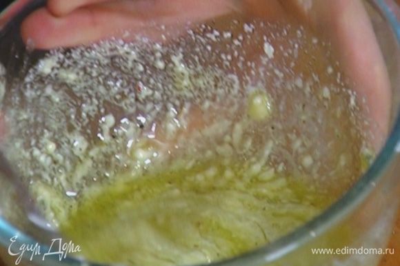 Приготовить заправку: оставшийся сыр измельчить руками, соединить с оливковым маслом, лимонным соком и размять вилкой. Влить 1 ст. ложку холодной кипяченой воды, посолить, поперчить и перемешать.