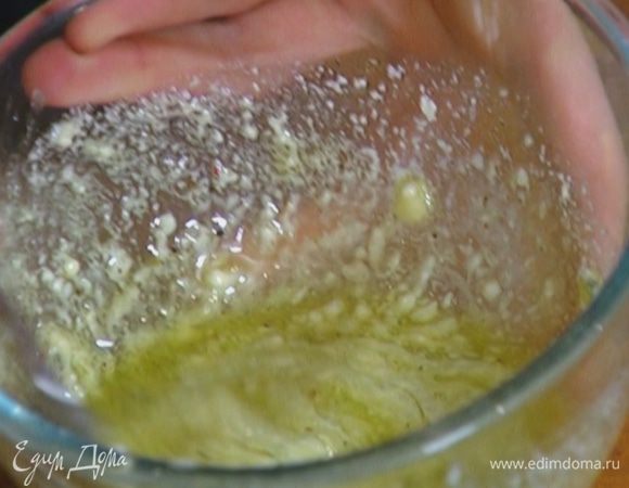 Приготовить заправку: оставшийся сыр измельчить руками, соединить с оливковым маслом, лимонным соком и размять вилкой. Влить 1 ст. ложку холодной кипяченой воды, посолить, поперчить и перемешать.