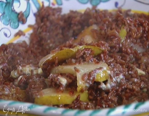 В глубокую тарелку выложить груши, рис, полить заправкой и перемешать.