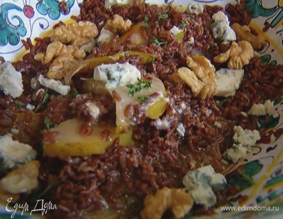 Посыпать салат листьями тимьяна, кусочками сыра и орехами.