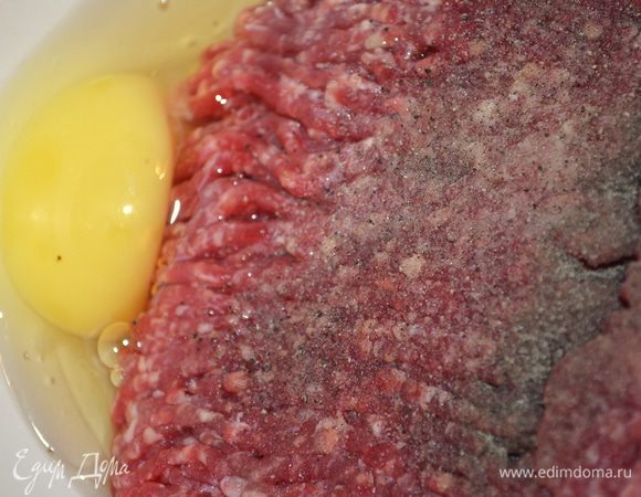 В мясной фарш кладем яйцо, 50 г сухарей, соль, перец и мелко нарезанный лук. Все как следуем смешиваем