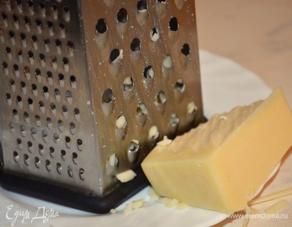 Сыр натереть на крупной терке