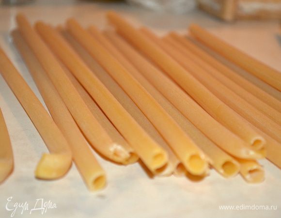 вот такая паста нам понадобится. Я ее обожаю - покупаю по интернету всегда!
ее надо отварить до полуготовности - то есть, если на пакете написано 11 минут варить около 5-6, чтобы они просто стали мягкими, но ни в коем случае не надо их переваривать! И будьте с ними крайне аккуратны, они должны сохранить форму и внешний вид!