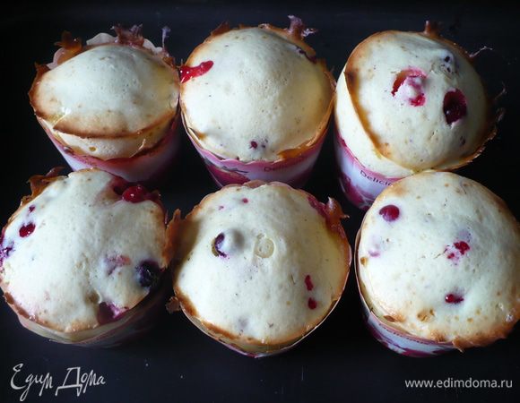 Муку просеять и смешать с содой. Добавить муку к яичной смеси.  Перемешать венчиком (не интенсивно, без фанатизма) .