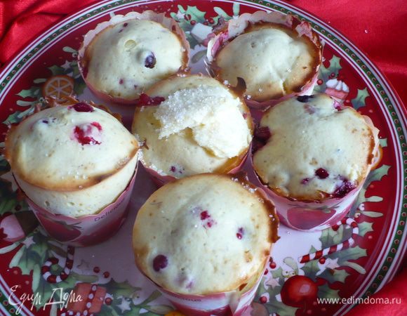 Клюкву смешать с крахмалом и вмешать в тесто с помощью ложки.