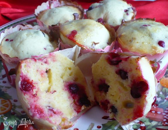 Формочки у меня бумажные, плотные. Я смазывала их еще слив маслом. Получилось 6 штук. Выкладывала  не доходя до края около 1см.
