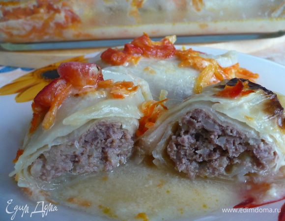 В фарш добавить соль, тертый лук, яйцо, мякиш батона (размоченный в молоке) и булгур.  Все хорошенько вымесить. 