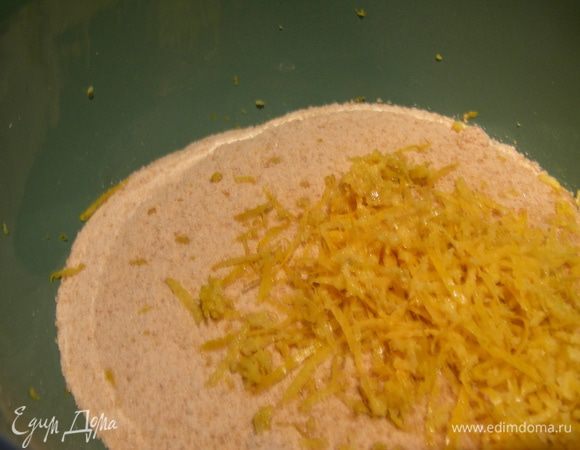 Соединяем сахар с лимонной цедрой, как бы втираем ее в сахар, чтобы эфирные масла его лучше пропитали. Отставляем в сторону. В другой посуде соединяем сливочное масло, оливковое и лимонный сок. Перемешиваем. Муку смешиваем с разрыхлителем.
