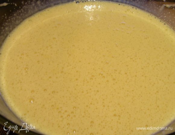 Затем, продолжая взбивать на низкой скорости, потихоньку вливаем масляную смесь. 
