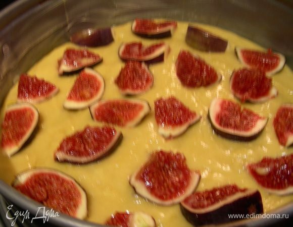 Форму для выпечки 24-26 см выстилаем бумагой и выливаем в нее 2/3 нашего теста. Сверху раскладываем фрукты.