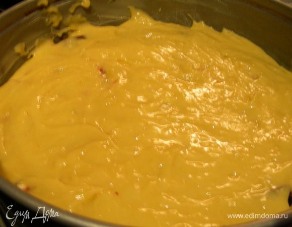 И распределяем сверху оставшееся тесто. Отправляем в духовку 180 гр на 35-40 минут до золотистой корочки. Проверяем лучиной, она должна выходить чистой.  