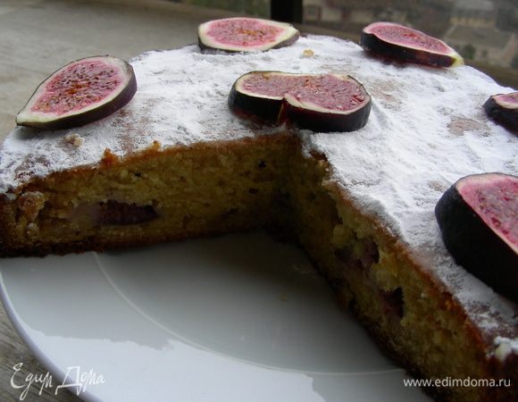 Перед подачей пирог можно присыпать сахарной пудрой и украсить фруктами по вкусу. Приятного аппетита)
