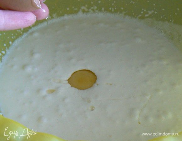 по одному вбить яйца,ванильный сахар