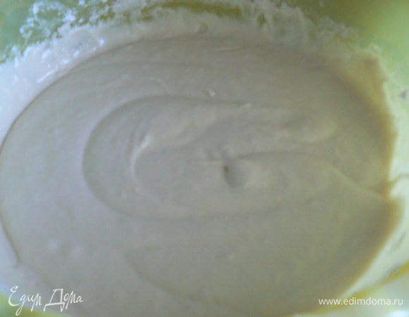 добавить просеянную муку с разрыхлителем