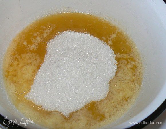 в это время, приготовить заливку: распустить в кастрюльке масло с сахаром и молоком