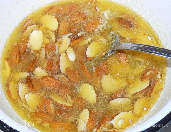 добавляем миндаль, перемешать и снять с огня