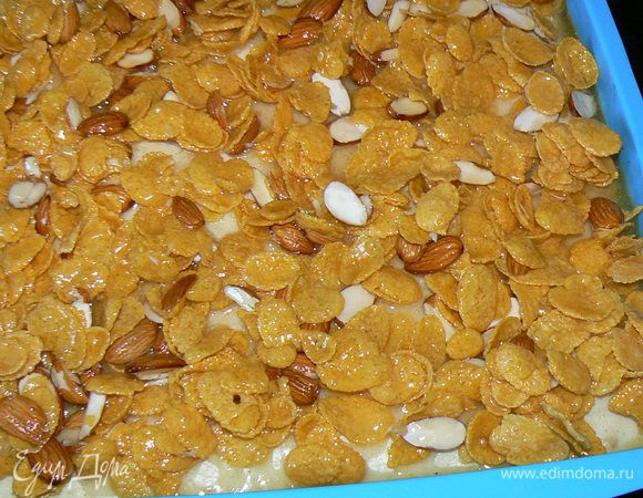 Достать пирог из духовки и смазать его полученной смесью. Снова поставить в духовку на 15 -20минут(должен зарумянится)