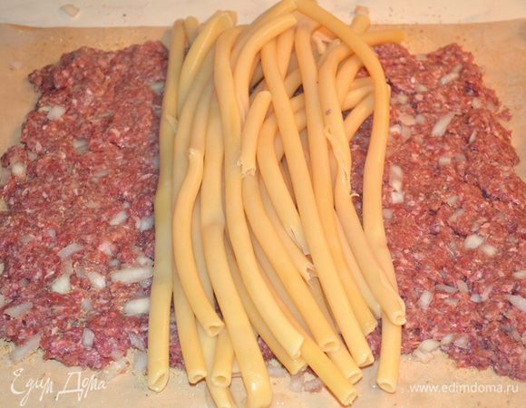 на фарш кладем уже отваренные макароны одним пучком