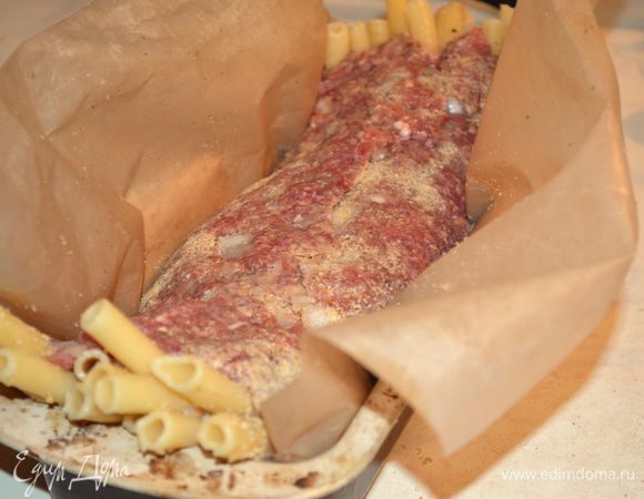 Теперь берем свободные края пергамента и совмещаем края мясного пласта и хорошенько их соединяем - чтобы получился единый рулет. Сложно было сделать фото - я была одна, но думаю понятно. И сразу переносим вместе с пергаментом в форму для кекса