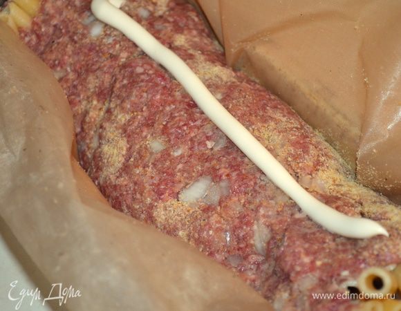 Сверху мажем майонезе - совсем чуть-чуть))) Немного макарон остались торчать по бокам - я их обрезала, чтобы было более аккуратно. Выпекаем рулет 40 минут при 190-200 гр.  