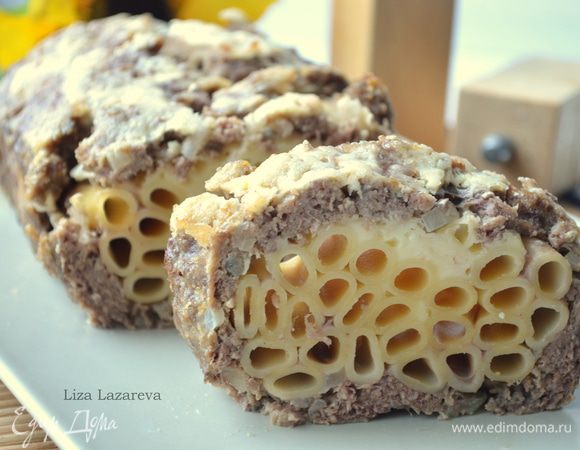 Готовый рулет должен немного остыть и схватиться. Затем достать его и уже перед подачей нарезать на порции)) Приятного аппетита!