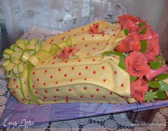 Количество продуктов для теста дано для трёх замесов. Замес первый -100 г маргарина, 1 ст. сахара, 2 яйца, 2 ст. л. мёда –- поставить всё на водяную баню, когда всё растает, добавить 1 ч. л. соды, смесь увеличится в объёме, снять с огня и добавить муку 3-4 стаканов, замесить тесто, разделить на 6 частей, раскатать тонко, вырезать нужную форму букета, размером на всю длину противня и выпекать до румяности на противне посыпанном мукой, это очень быстро. Также приготовить и остальные 2 замеса. 