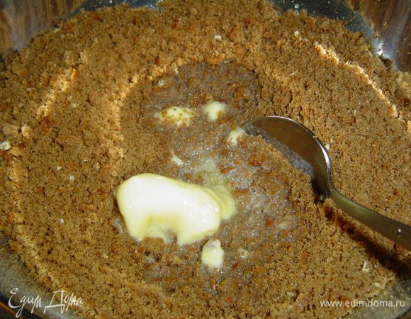 Свеклу нарезаем небольшими кусочками и отвариваем в воде, в которую добавляем 1 дес. ложку уксуса. В кухонном процессоре измельчаем хлеб до крошки,добавляем растопленное сливочное масло,перемешиваем,